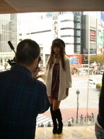 ジャケット撮影時の出岡美咲。