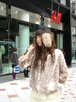 ジャケット撮影時の出岡美咲。