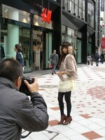 ジャケット撮影時の出岡美咲。