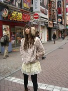 ジャケット撮影時の出岡美咲。