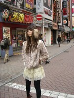 ジャケット撮影時の出岡美咲。