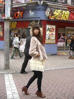 ジャケット撮影時の出岡美咲。