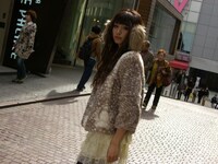 ジャケット撮影時の出岡美咲。