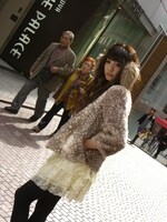 ジャケット撮影時の出岡美咲。