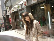 ジャケット撮影時の出岡美咲。