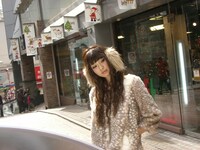 ジャケット撮影時の出岡美咲。