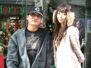 写真はジャケット撮影時の模様。出岡は本作について「ノリノリの曲からしっとりした曲まで。男の子も女の子も絶対聴いた事のある曲まで。心にぐっとくる曲が 素敵にアレンジされて詰まってます。Luvが沢山詰まってるアルバムやから、絶対持ってて損はない一枚★ 私も車でこのアルバムをかけてドライブしたいです」と語っている。