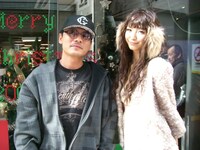 写真はジャケット撮影時の模様。出岡は本作について「ノリノリの曲からしっとりした曲まで。男の子も女の子も絶対聴いた事のある曲まで。心にぐっとくる曲が 素敵にアレンジされて詰まってます。Luvが沢山詰まってるアルバムやから、絶対持ってて損はない一枚★ 私も車でこのアルバムをかけてドライブしたいです」と語っている。