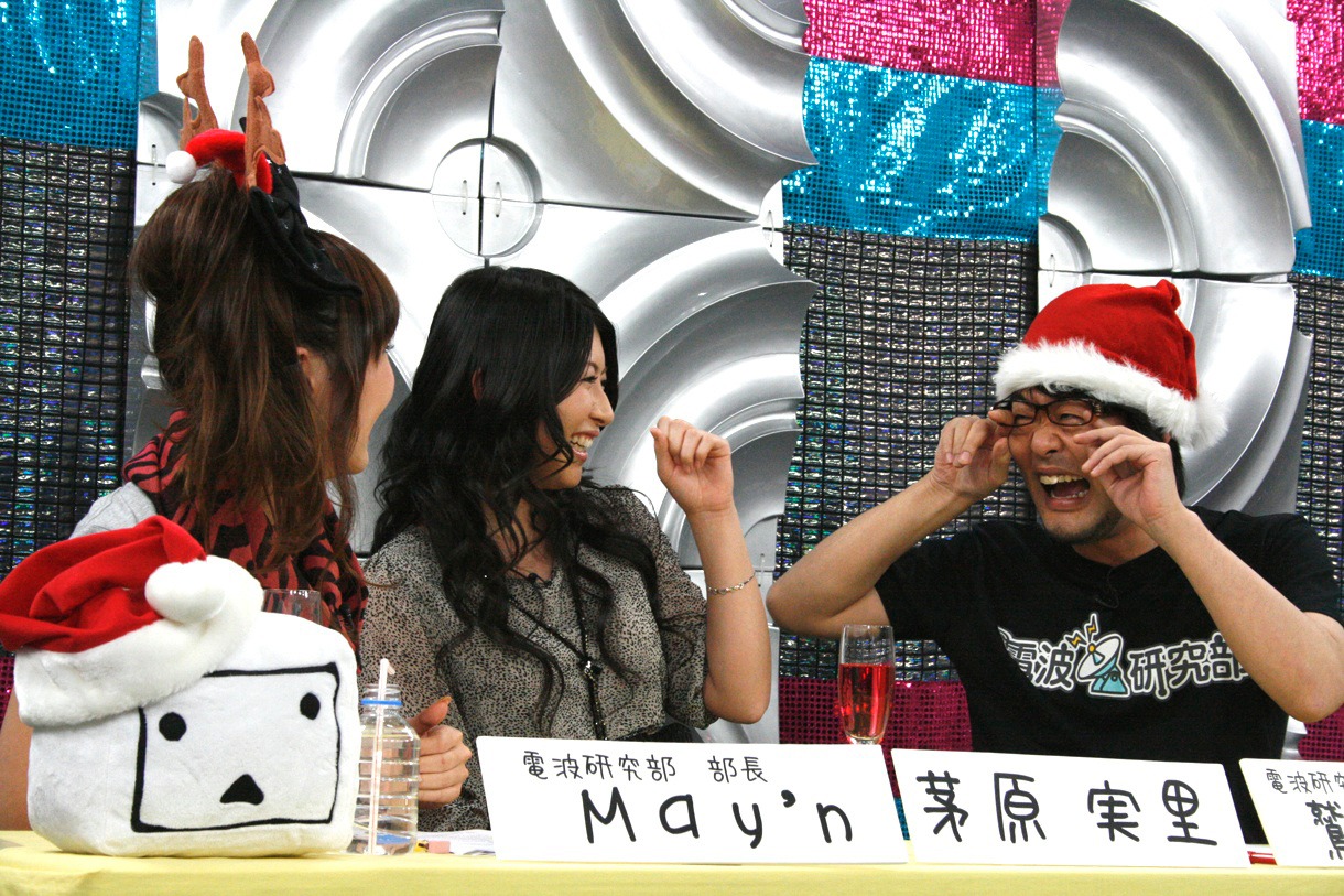 鷲崎健（写真右）は声優の名塚佳織とともに番組MCを担当（写真は昨年12月のニコニコ生放送「とりあえず生中（二杯目）」より）。