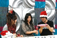 おそるおそるシャンパンを注ぐ鷲崎。