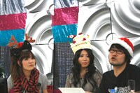 ケーキ帽に全く違和感を感じなくなっているみのりんと、考えごとに集中するあまりひょっとこのような顔になっている鷲崎。