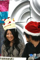 罰ゲームのはずのケーキ帽が意外にしっくりきているみのりん。