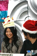 罰ゲームのはずのケーキ帽が意外にしっくりきているみのりん。