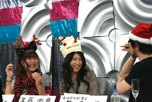 奇妙なポーズで威嚇する鷲崎に対し、露骨に迷惑そうな顔をするみのりん。