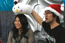 1人目のスペシャルゲスト、茅原実里（写真左）。鷲崎が持っているのは、罰ゲーム用の「上の物体」。