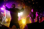 写真は「CLUB JASON」の模様。ライブ中に乱入者がいるのは恒例のこと。