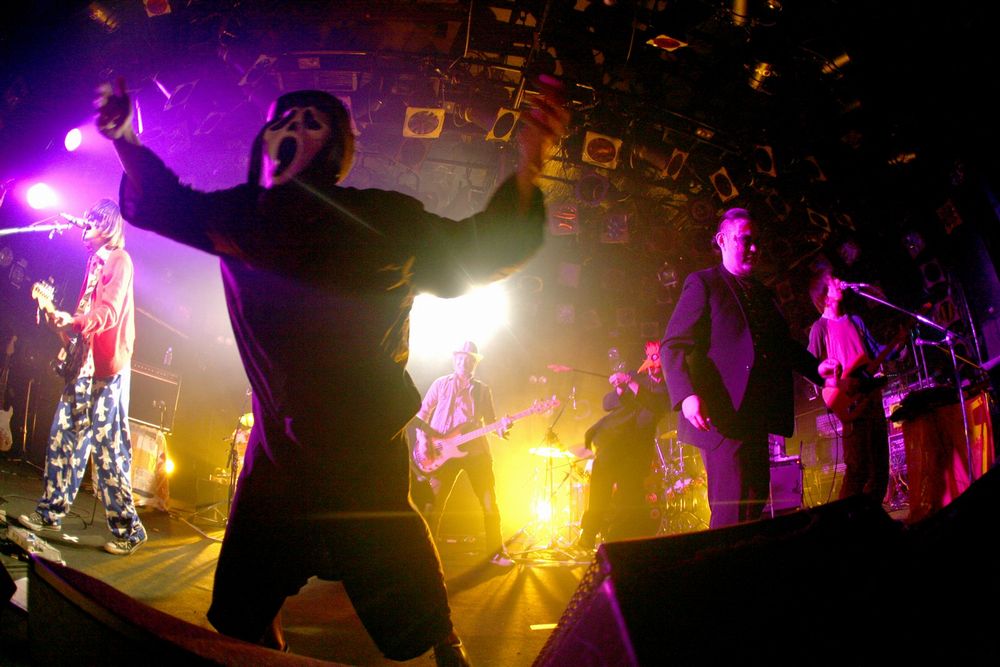 写真は「CLUB JASON」の模様。ライブ中に乱入者がいるのは恒例のこと。