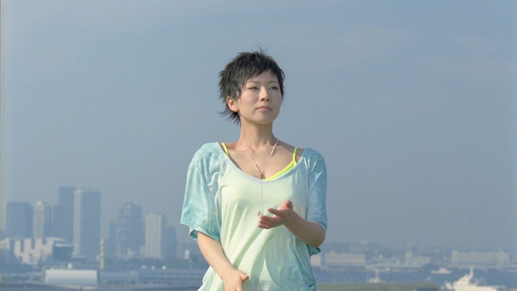 椎名林檎「キスミント」新CMでバケツ大回転に挑戦 - 音楽ナタリー