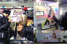 自分たちの作品を紹介する看板やポップ、巨大アドトレーラーを前にうれしそうなMAY'Sの2人。なお「Amazing」は1月12日付けのオリコンデイリーチャートで初登場3位を記録した。