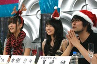 視聴者からのコメントを見つめる3人。