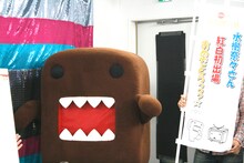 紅白出演を控えていた水樹奈々のもとへ、NHKのキャラクター・どーもくんが応援に駆けつけた。