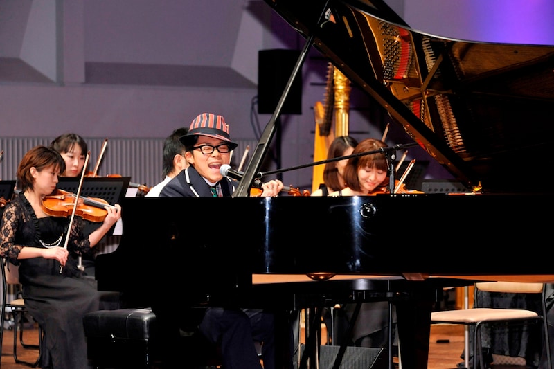 昨日1月13日、2日目のステージを終えたさかいはブログで「なんと足の歩幅を合わせられずに、足が絡みそうになり、上手くお辞儀できなくて自分で笑ってしまいました（笑）」と意外なハプニングを告白。また「クラシックのライブは正真正銘の『ライブ＝生音』なのでホントに感動します!!!」と語っている。