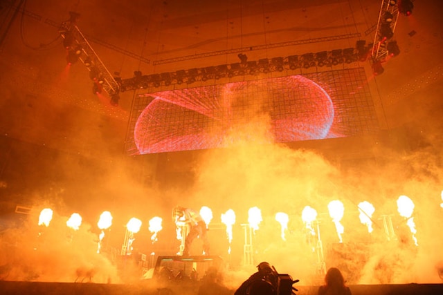 曲によって炎を使った特効も用意。スケール感の大きなライブに、集まった多くの観客が熱狂した。