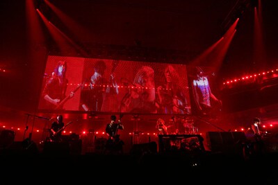 ライブ本編ではスクリーンには曲にイメージに合った映像が上映。しかし、アンコールに入るとスクリーンにはメンバーの姿も映し出された。