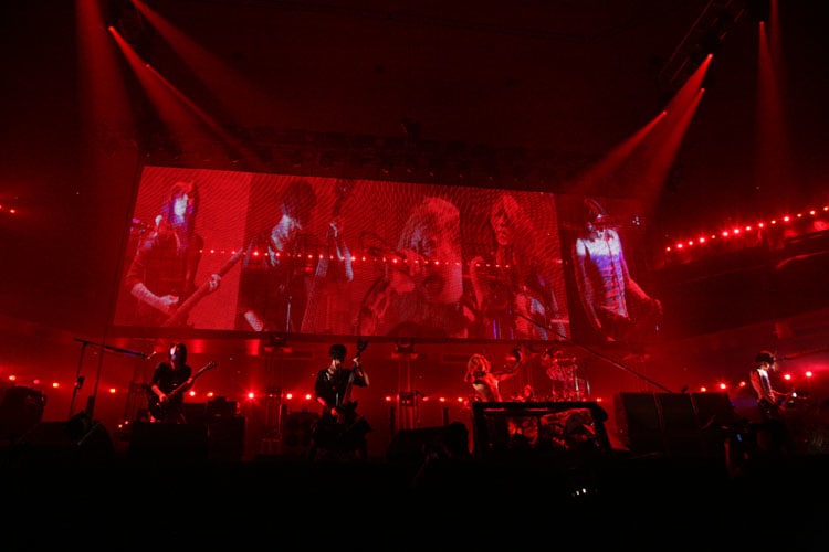 ライブ本編ではスクリーンには曲にイメージに合った映像が上映。しかし、アンコールに入るとスクリーンにはメンバーの姿も映し出された。