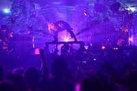 激しいシャウトとデスボイスで、楽曲の世界観を構築していく京（Vo）。