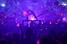 激しいシャウトとデスボイスで、楽曲の世界観を構築していく京（Vo）。