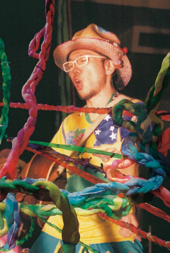 「TOURあいのわ『タカシにはその器はないんじゃないかしら…』と母は言ったのであった。@日本武道館 2009.10.28」初回限定盤ジャケット写真。この日のライブはハナレグミにとって初の武道館ライブ。