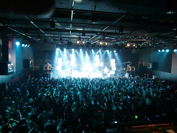写真は1月11日の名古屋CLUB DIAMOND HALL公演の様子。会場は大勢のファンで埋めつくされた。