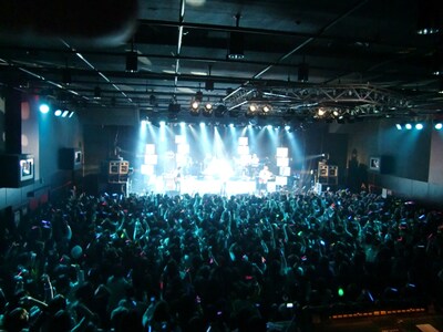 写真は1月11日の名古屋CLUB DIAMOND HALL公演の様子。会場は大勢のファンで埋めつくされた。