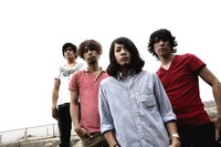 ABSTRACT MASHは梨本恒平（B）、小林雄剛（G）、村松拓（Vo,G）、榊巻雄太（Dr/以上写真左より）からなる4人組。1月16日には地元・千葉LOOKでワンマンライブを開催した。