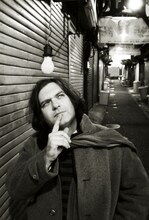 ジム・オルーク（写真）とバート・バカラック。アメリカが生んだふたつの類まれな才能の出会いを、このアルバムで体感しよう。