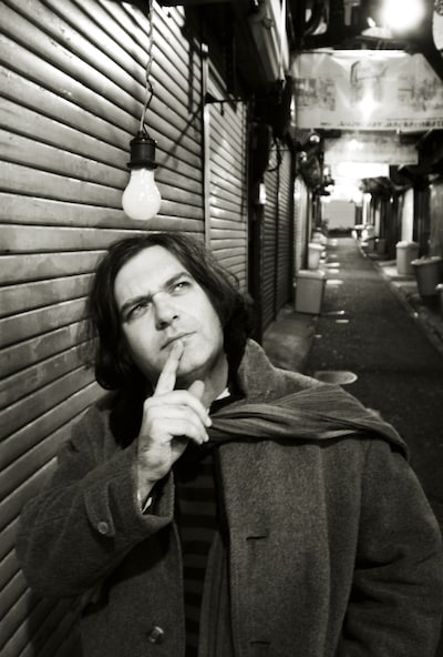 ジム・オルーク（写真）とバート・バカラック。アメリカが生んだふたつの類まれな才能の出会いを、このアルバムで体感しよう。