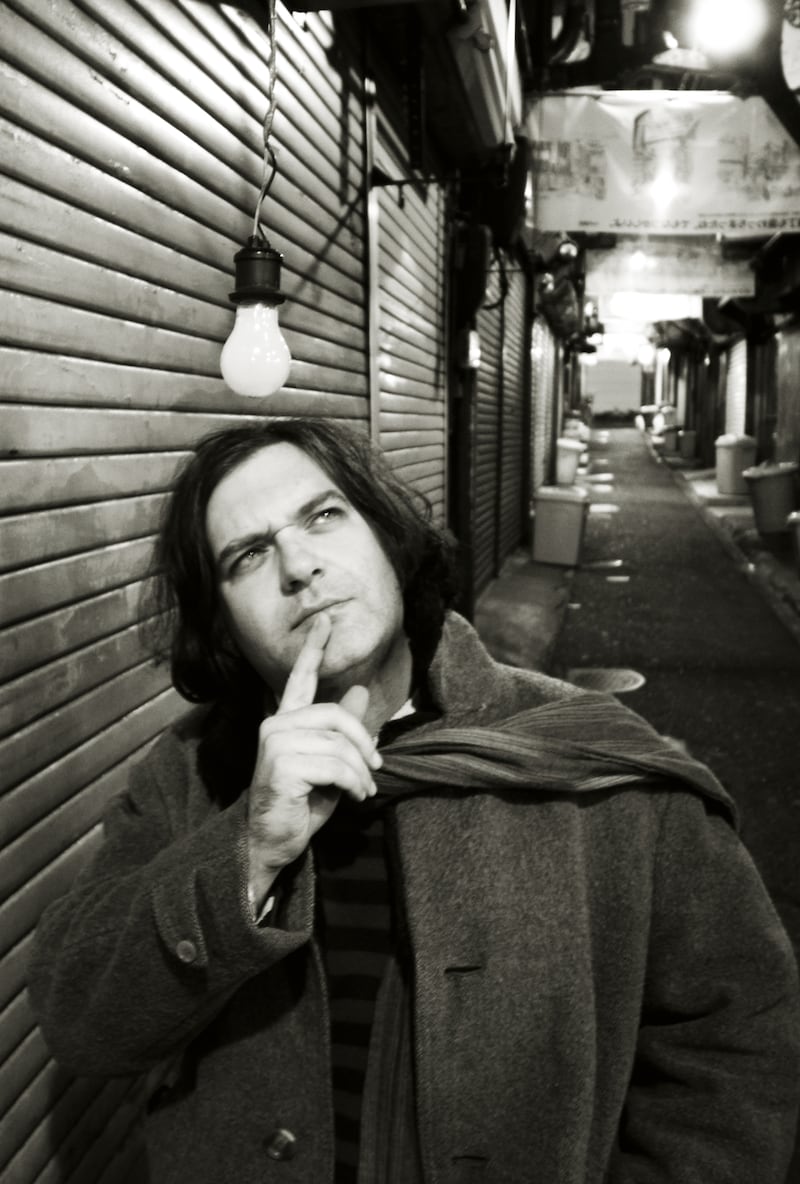 ジム・オルーク(写真)とバート・バカラック。アメリカが生んだふたつの類まれな才能の出会いを、このアルバムで体感しよう。