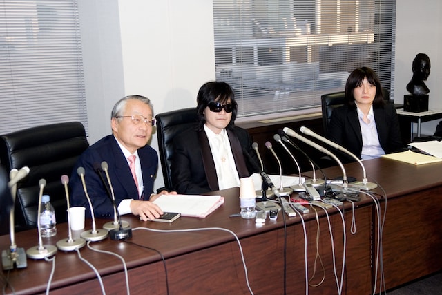 会見の様子。写真左から河合弘之弁護士、TOSHI、丸田由香里弁護士。記者からの質問に対して、TOSHIや河合弁護士がひとつひとつ答えていった。