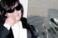 先日のPV撮影時、ロスに着いたTOSHIに対し、YOSHIKIは「とにかく撮影前は体のことがあるから、無理しないようにマイペースで。何かあったら全部自分に言ってくれ、自分が仕切るから」と声をかけてくれたという。