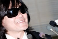 「病気が回復したのもそうだが、今回ロスでの撮影もこんなに晴れ晴れしく愉快に仕事ができたのは本当に初めてだった。遅すぎるかもしれないが、音楽活動なり自分の本当の人生を、もっと大らかな気持ちや、本当な意味で解き放たれたすがすがしい気持ちでやれるんじゃないかなという手応えは感じている」と語るTOSHI。