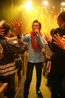 オーディエンスとの触れ合いを楽しむ増子兄ィ。