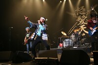 子供の頃「8時だョ！全員集合」を観て育ったメンバーたちは、初のホールワンマンライブを開催する会場を選ぶにあたって同番組の公開生中継が行われていた渋谷C.C Lemonホール（旧渋谷公会堂）をセレクト。増子兄ィは「ここでやるのに後ろから入ってこない理由はない！」と言って、登場シーンが番組へのオマージュであることを明かした。