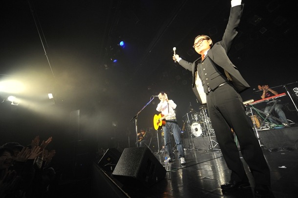 「茂木さんと喋ってもろくなことはない」とローテンションのミドリカワに対し、茂木は「人のライブに出るのは楽しいねー！」と上機嫌。