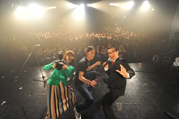 ファンによる記念撮影の様子。このときの模様は茂木の命により、それぞれのブログで「リキッドdeくりきんとん」というタイトルでUPされることに。