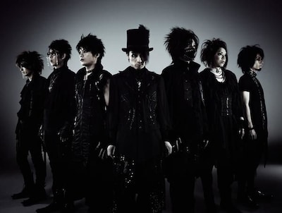 オフィシャルサイトにはchaos（写真左から2番目）とmofto（右から2番目）のコメントを掲載。それぞれの言葉でメンバーやスタッフ、ファンに感謝を述べている。