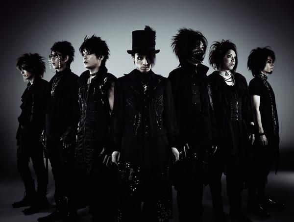 オフィシャルサイトにはchaos（写真左から2番目）とmofto（右から2番目）のコメントを掲載。それぞれの言葉でメンバーやスタッフ、ファンに感謝を述べている。