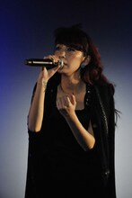 熱唱する中島美嘉。主題歌「ALWAYS」は1月20日にシングルとしてリリースされる。