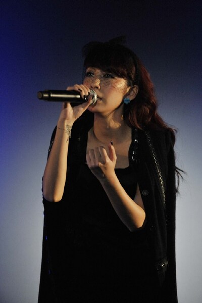 熱唱する中島美嘉。主題歌「ALWAYS」は1月20日にシングルとしてリリースされる。