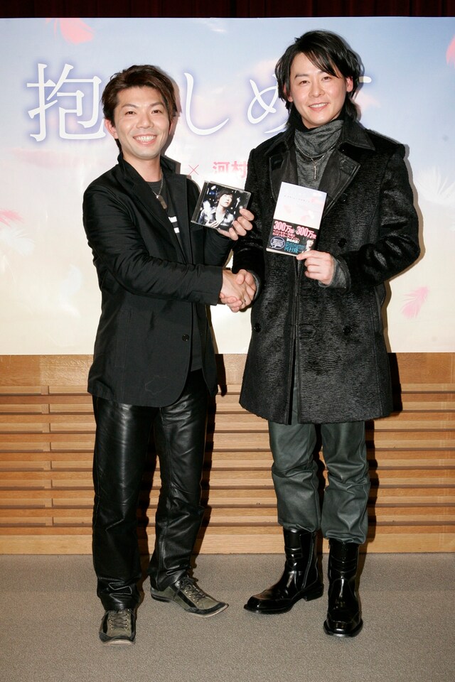 河村隆一の新曲「抱きしめて」は、自身が「思い入れのある曲だけに、今までリリースせずにあたためておいた」と語る自信作。これまでにライブでは披露されており、ファンからCD化を望む声も上がっていた。